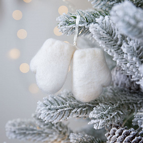 Gifts: подвеска woolin, варежки 