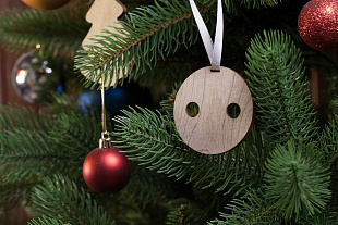 Gifts: деревянная подвеска carving, в форме пуговицы санты 