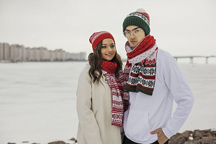 Gifts: шарф happy view, красный с синим 